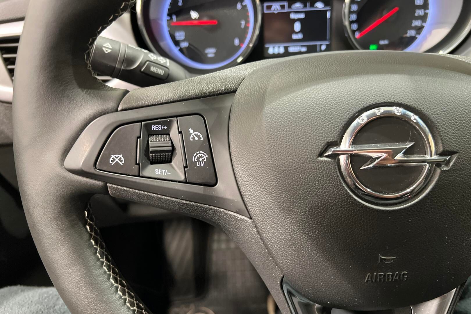 Opel Astra iso kuva 22