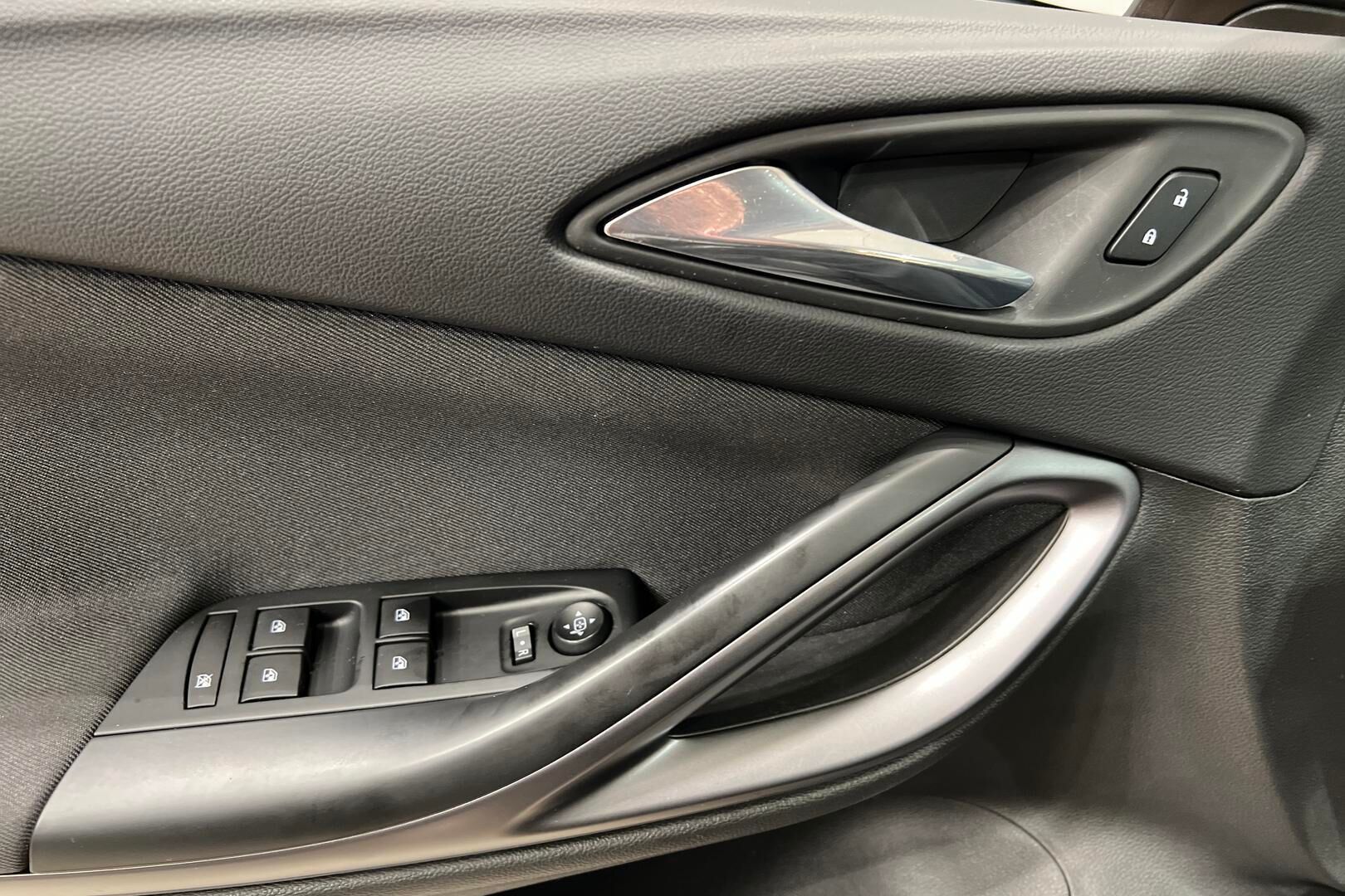 Opel Astra iso kuva 24