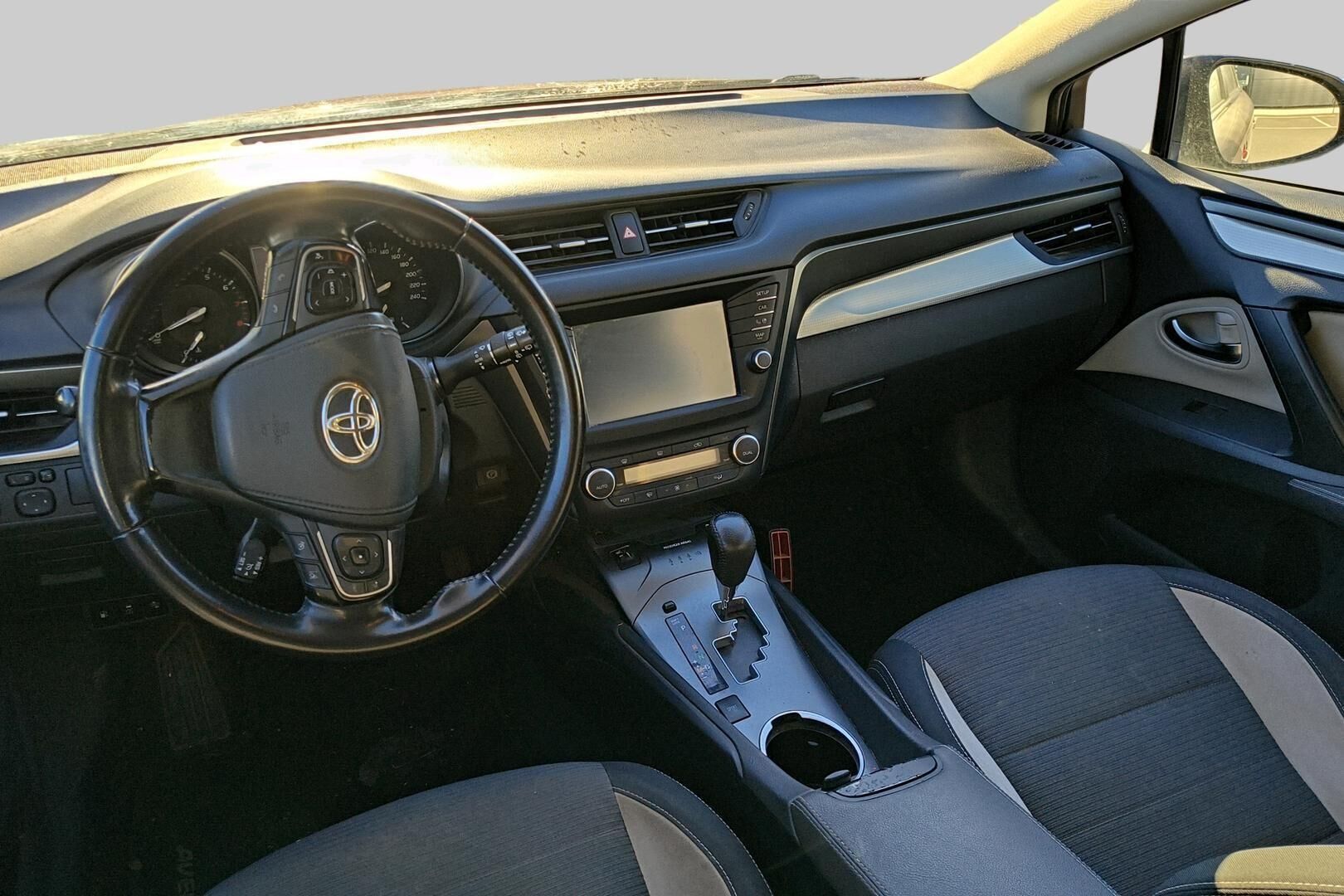 Toyota Avensis iso kuva 1