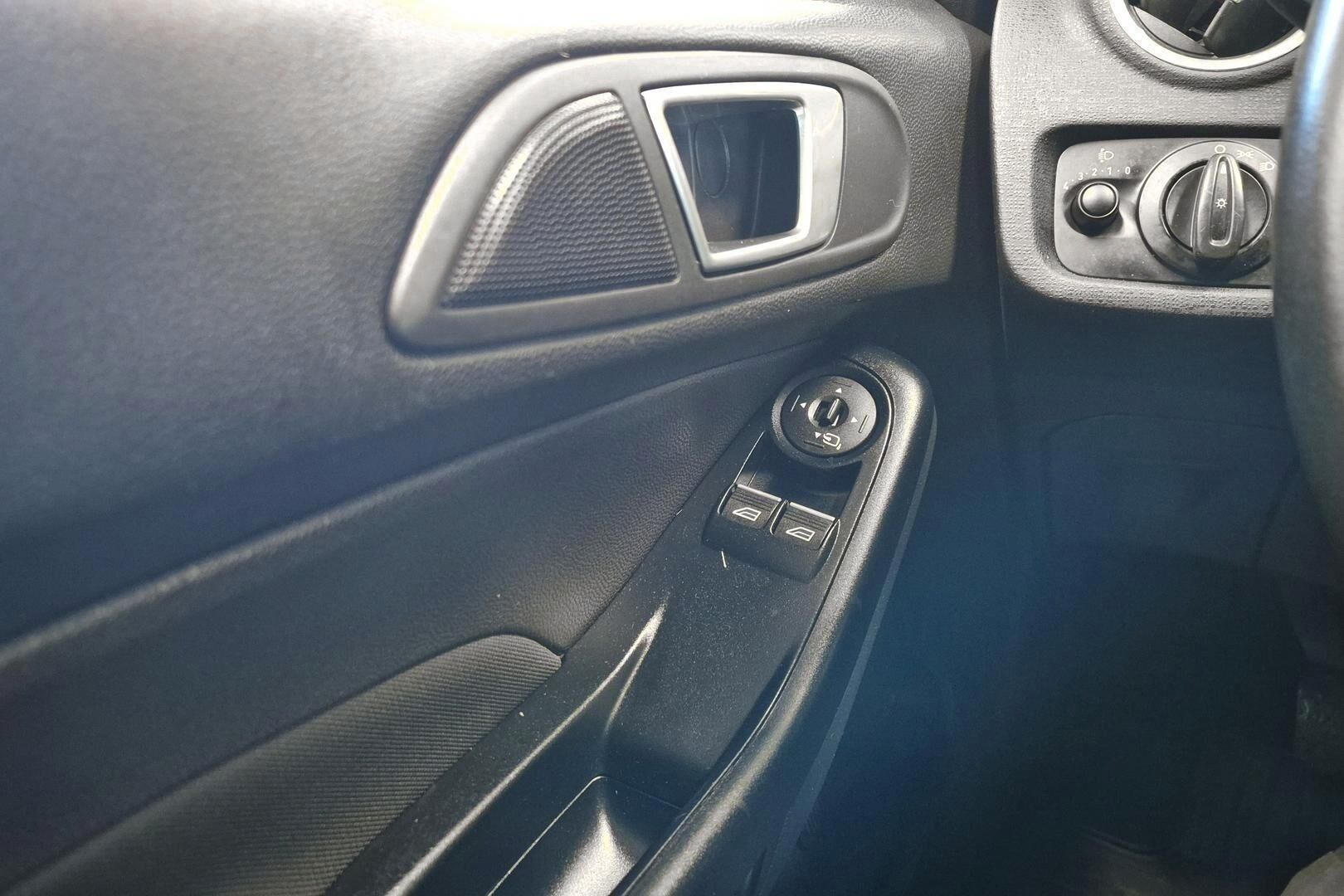 Ford Fiesta iso kuva 20