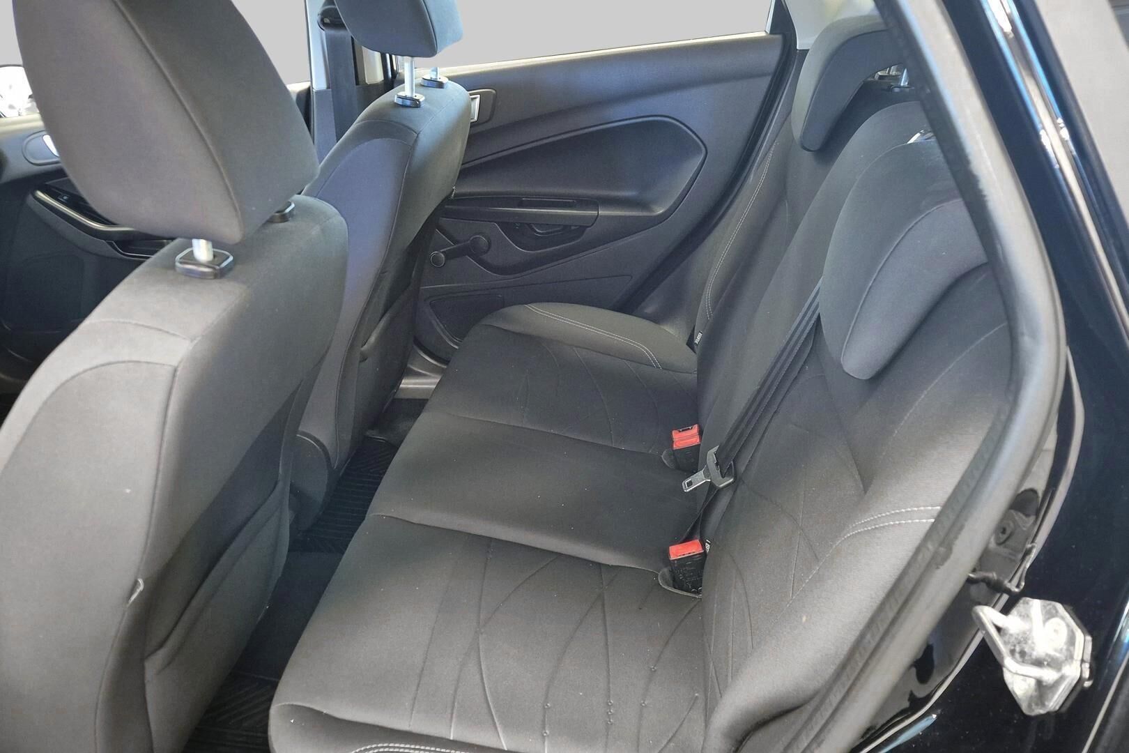 Ford Fiesta iso kuva 9