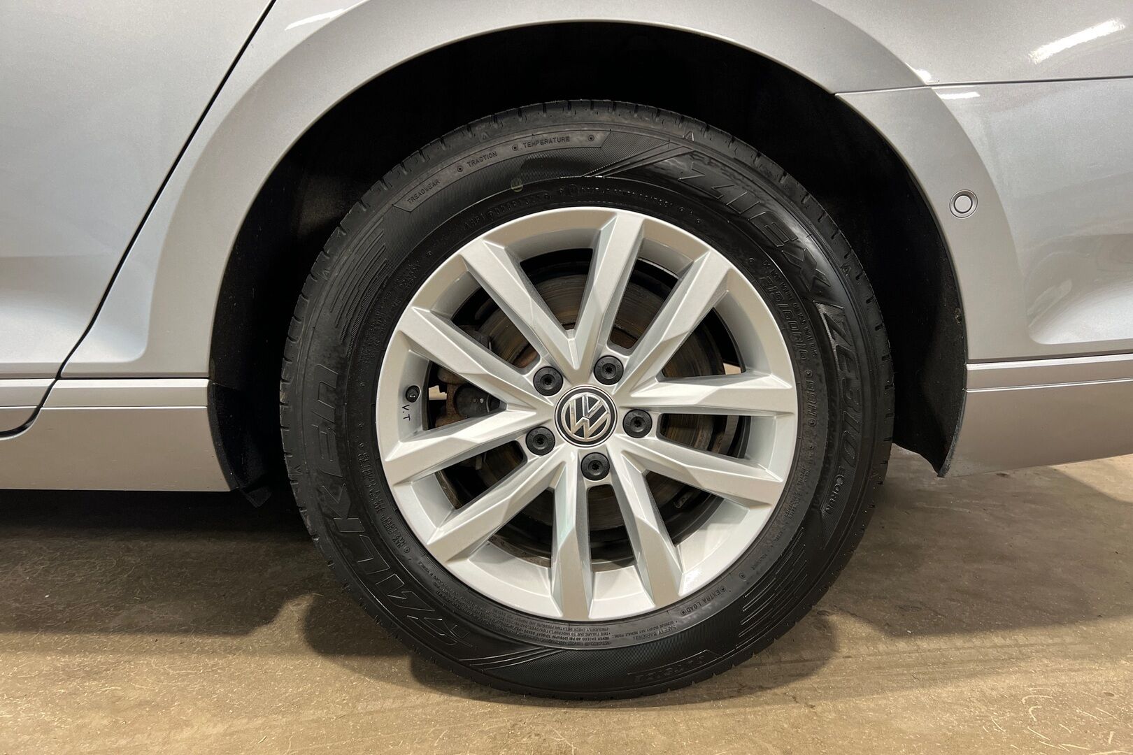 Volkswagen Passat iso kuva 11