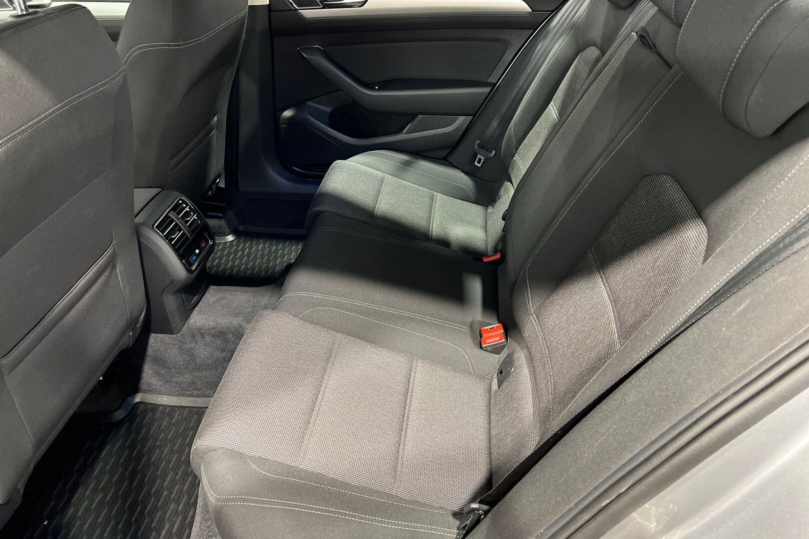 Volkswagen Passat iso kuva 8