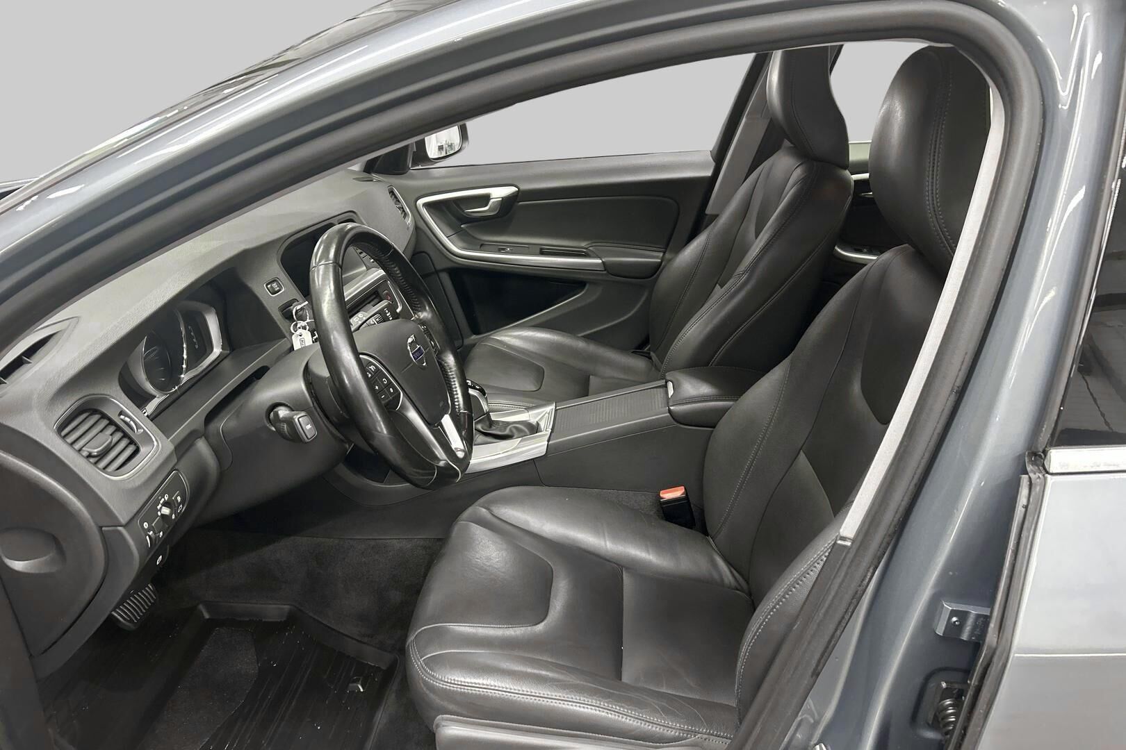 Volvo V60 iso kuva 9