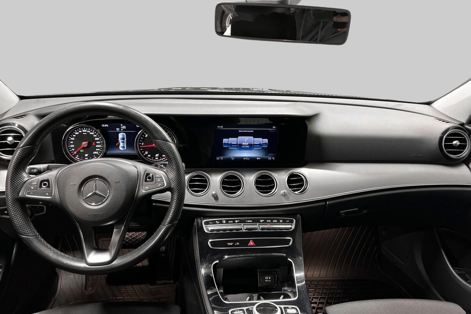 Mercedes-Benz E iso kuva 11