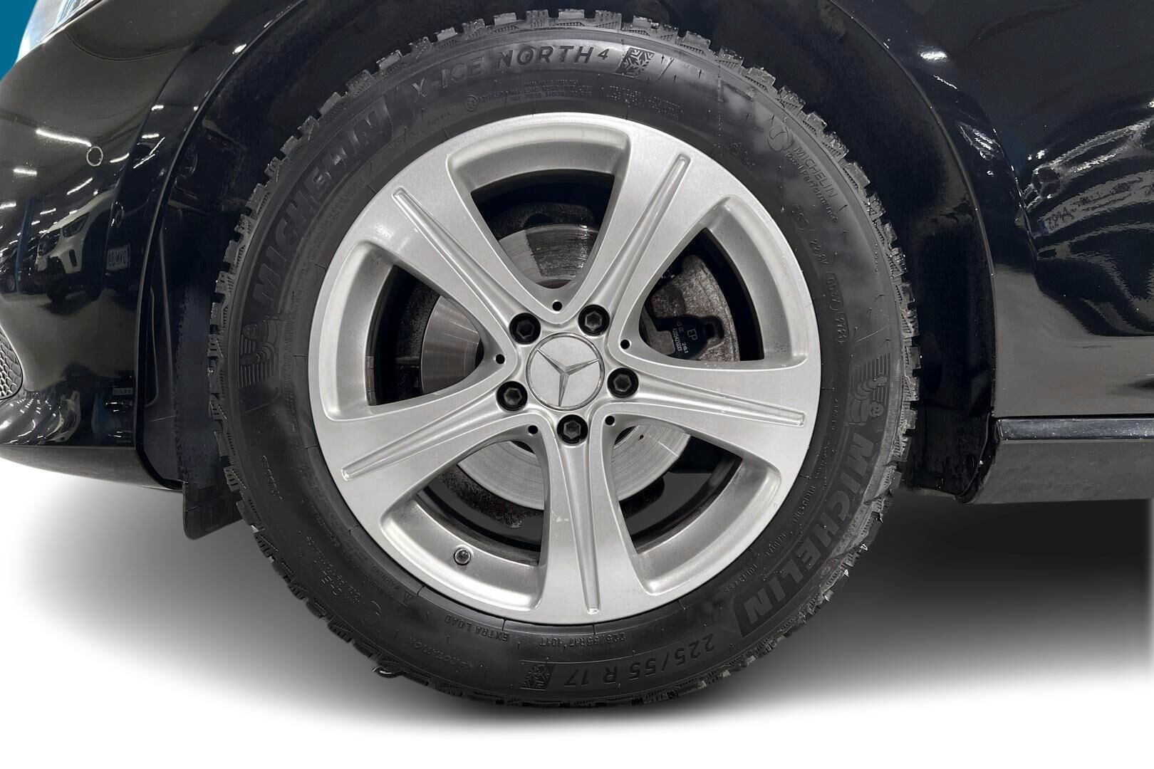 Mercedes-Benz E iso kuva 13