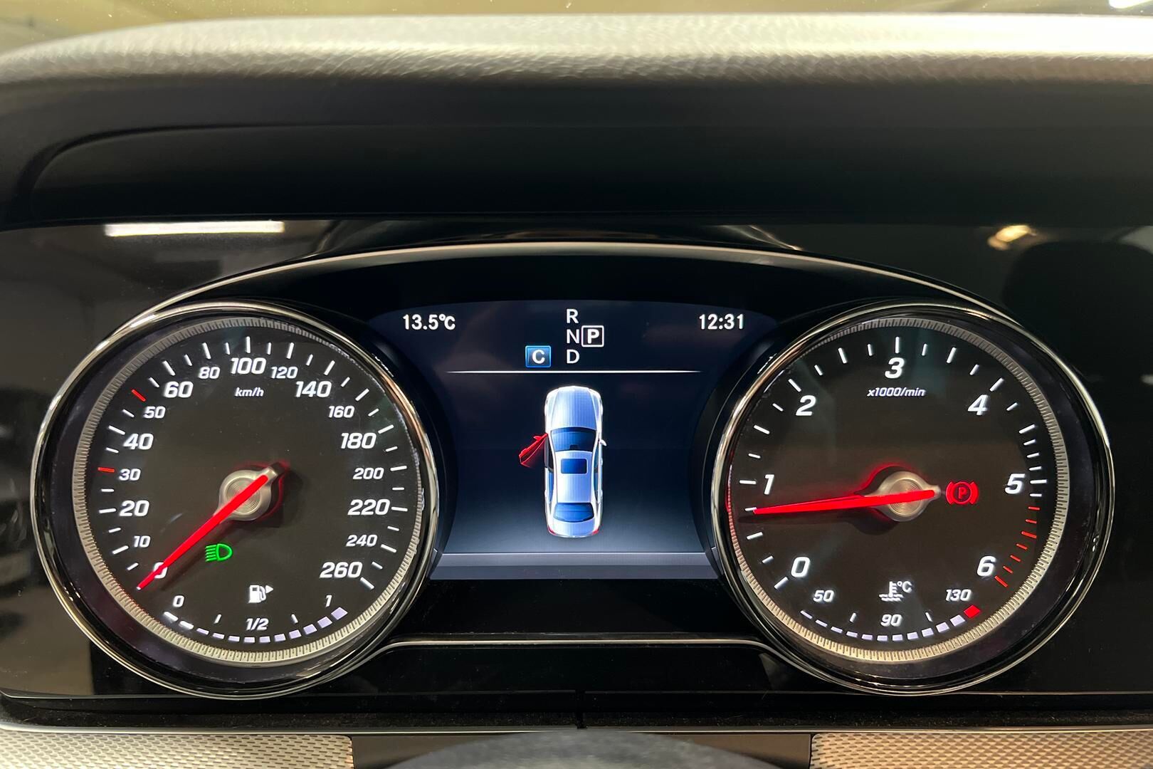 Mercedes-Benz E iso kuva 15