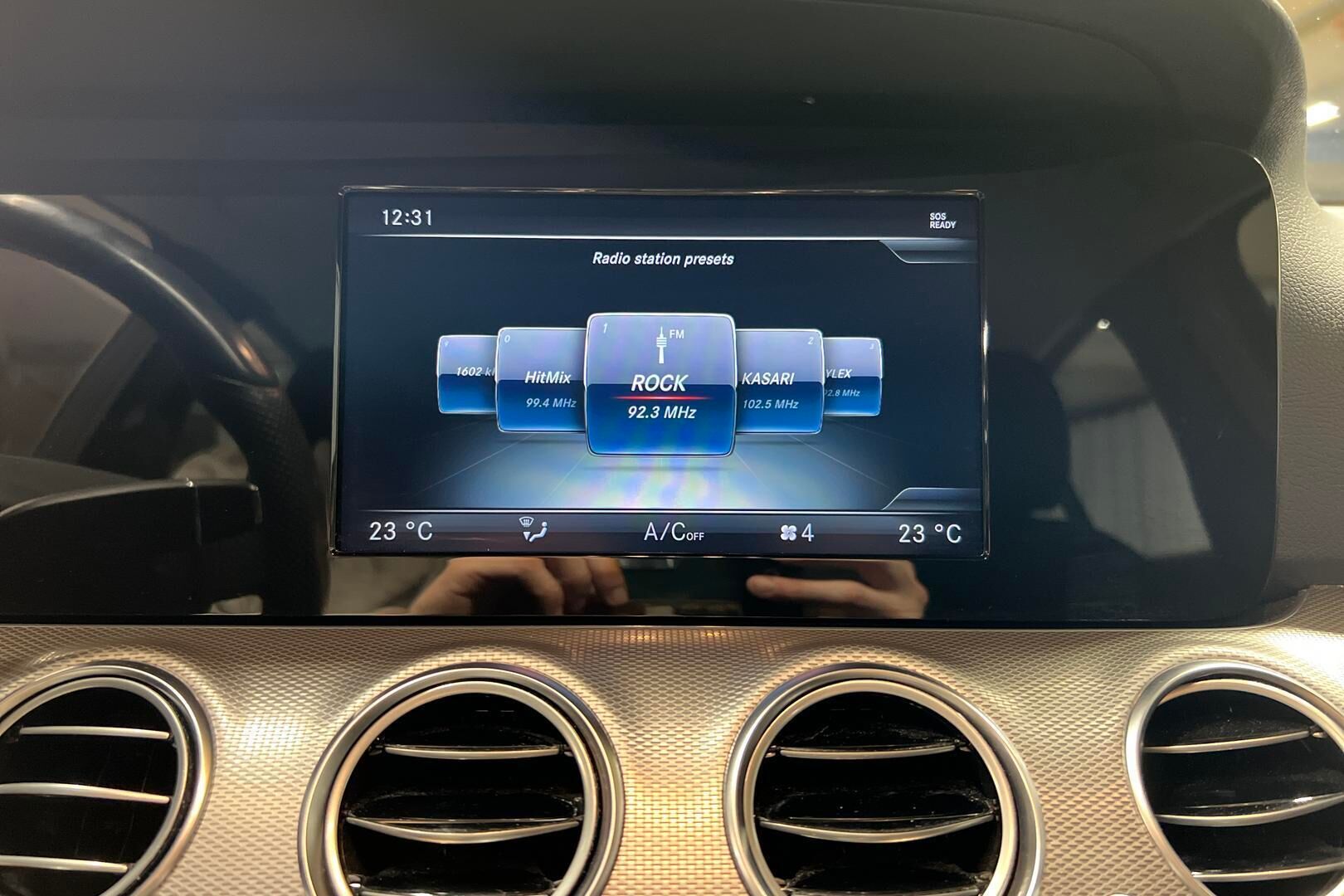 Mercedes-Benz E iso kuva 16