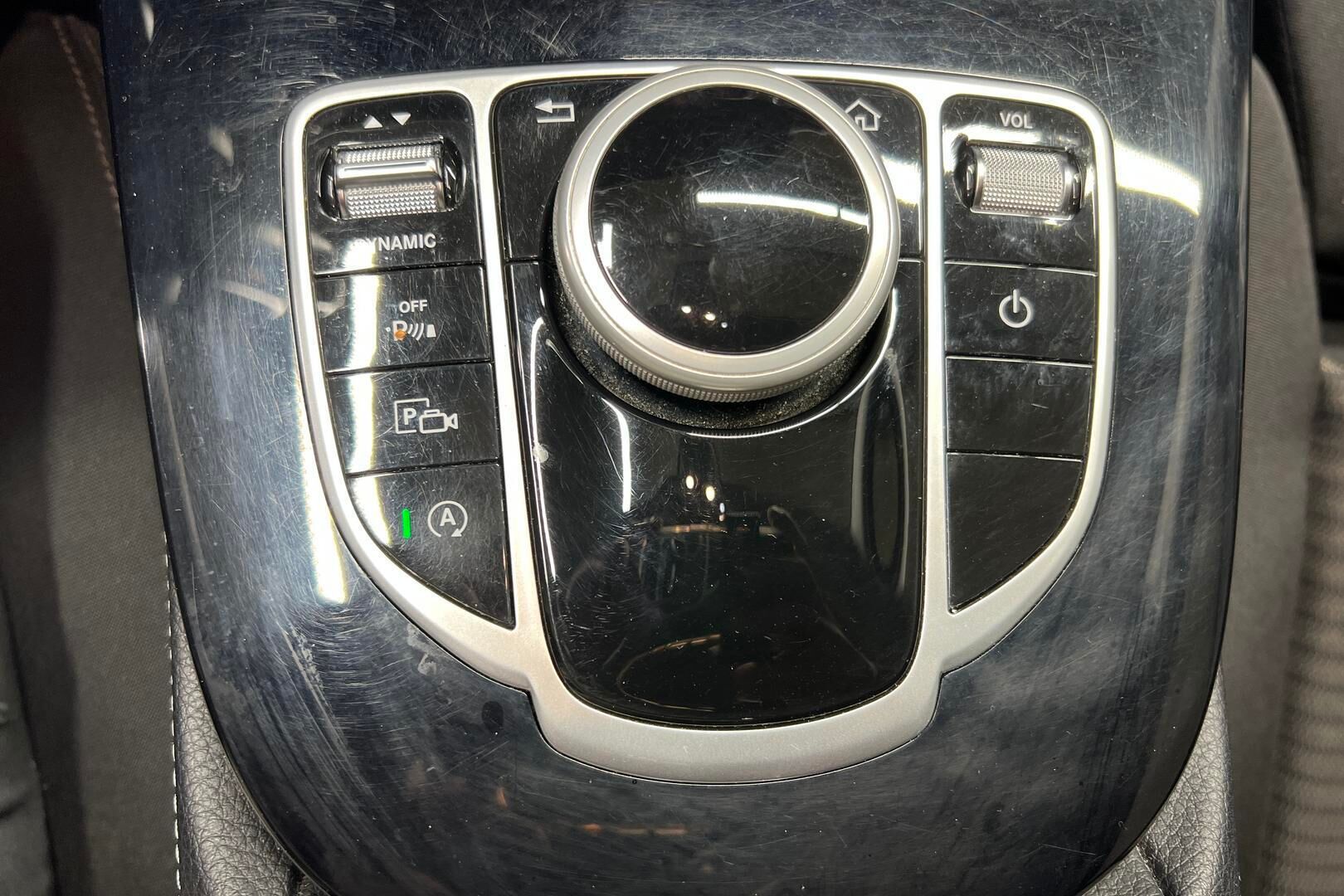 Mercedes-Benz E iso kuva 17