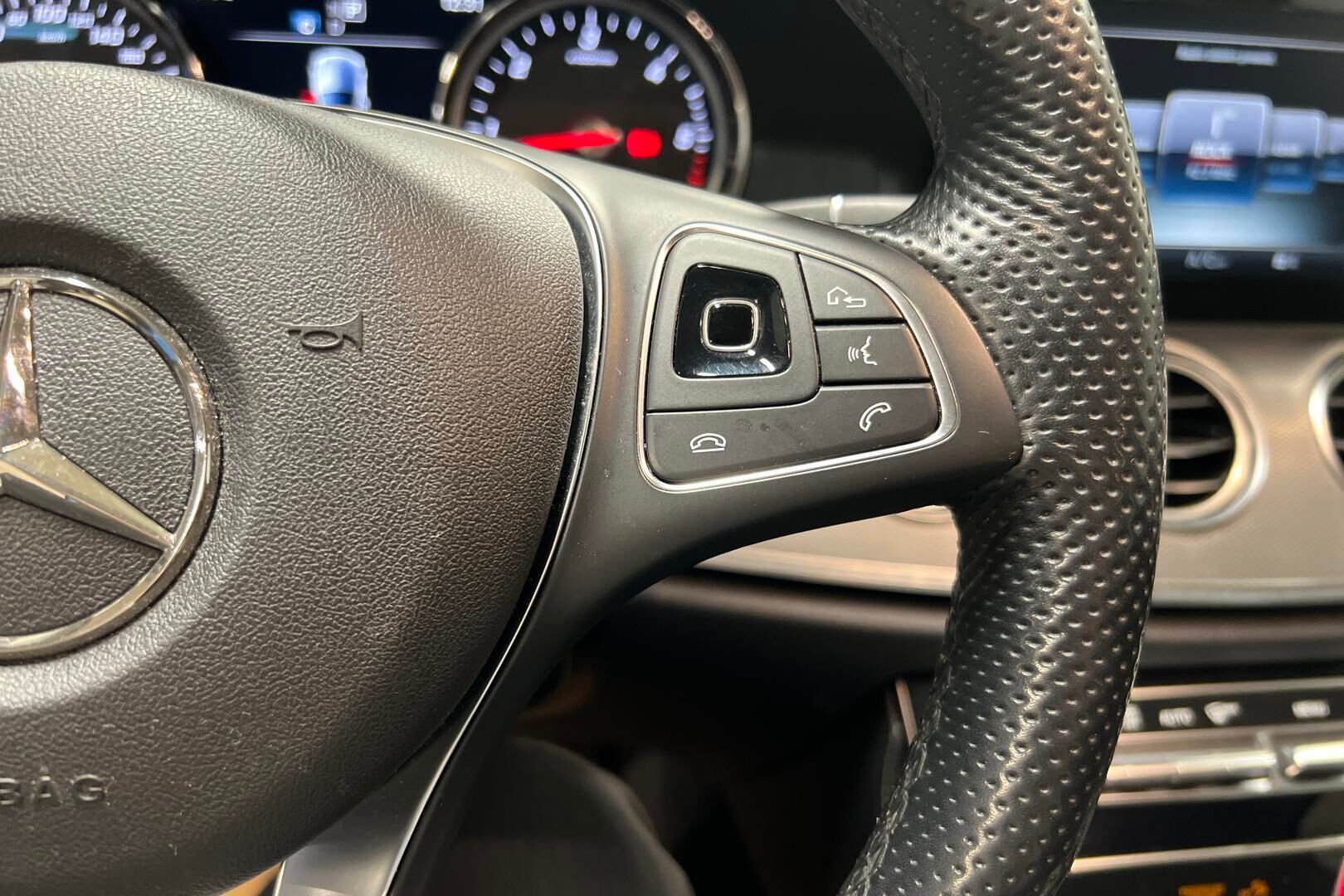 Mercedes-Benz E iso kuva 18