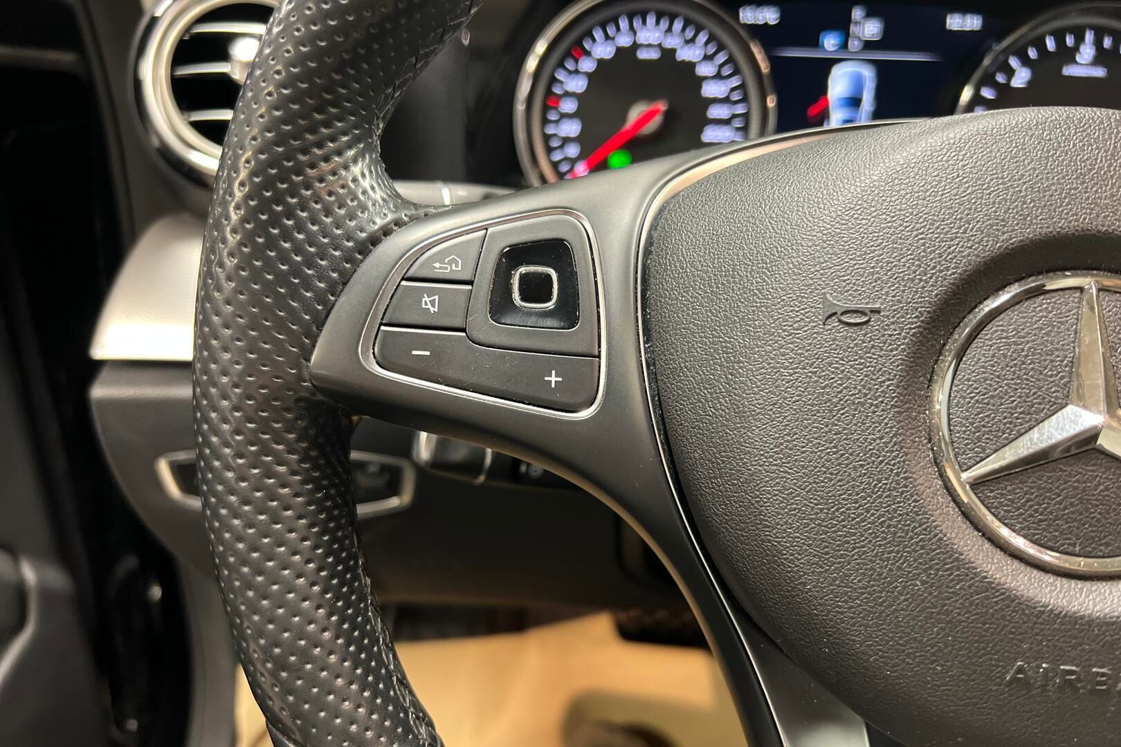 Mercedes-Benz E iso kuva 19