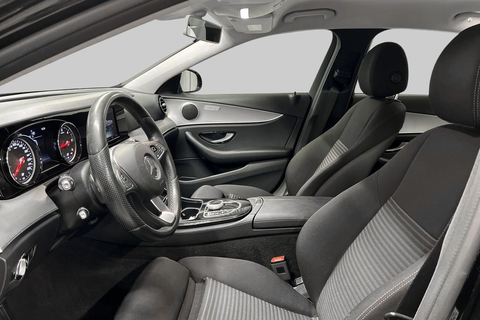 Mercedes-Benz E iso kuva 9