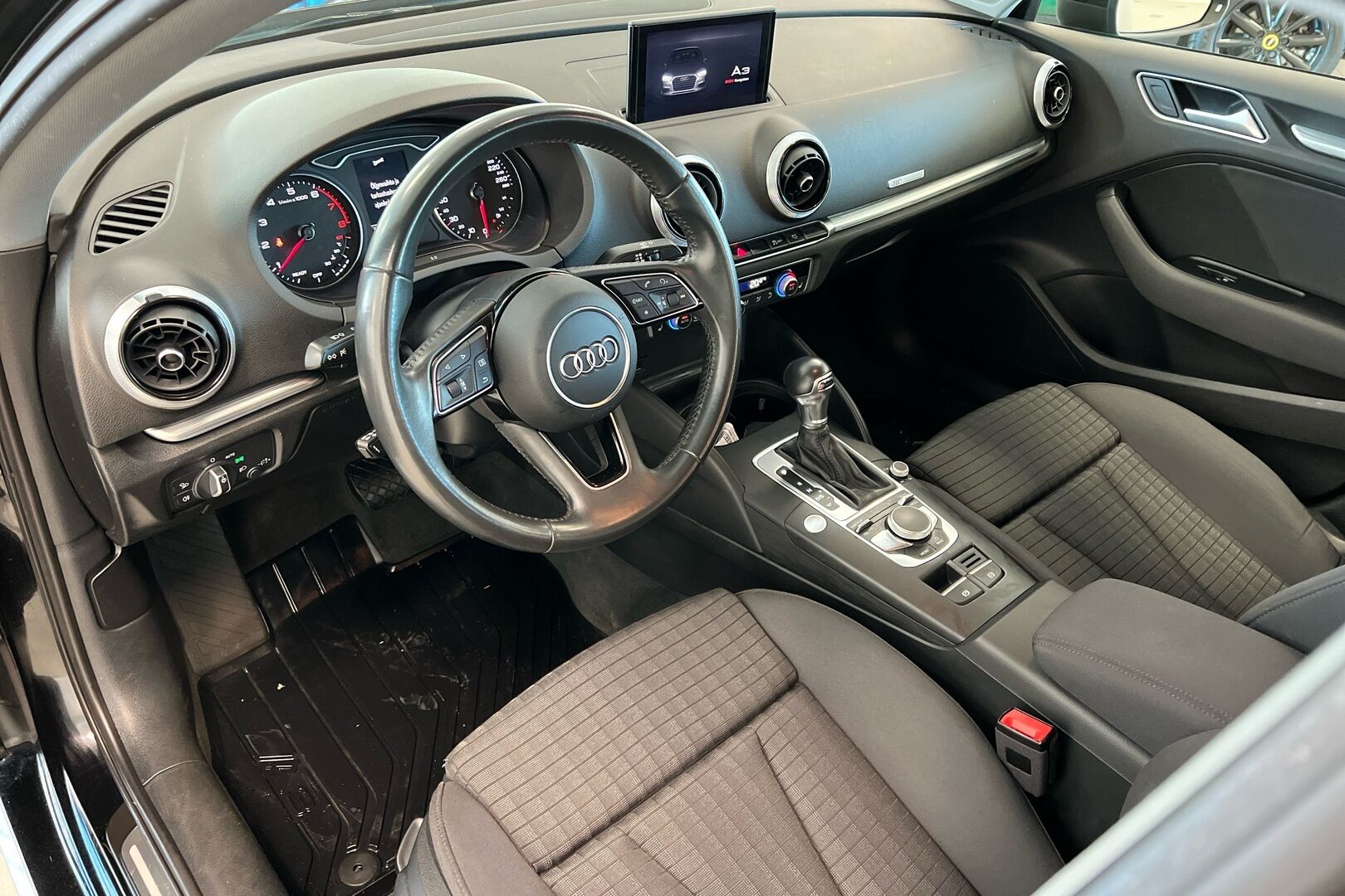 Audi A3 iso kuva 6