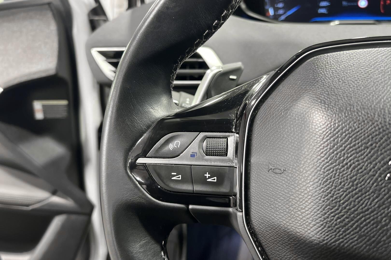Peugeot 3008 iso kuva 10