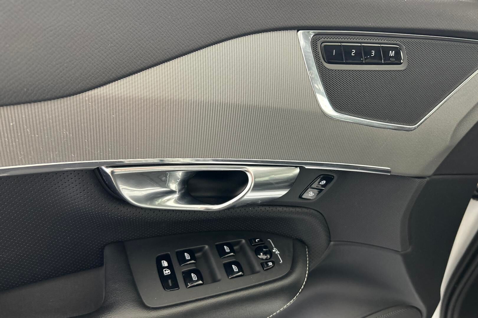 Volvo XC90 iso kuva 25
