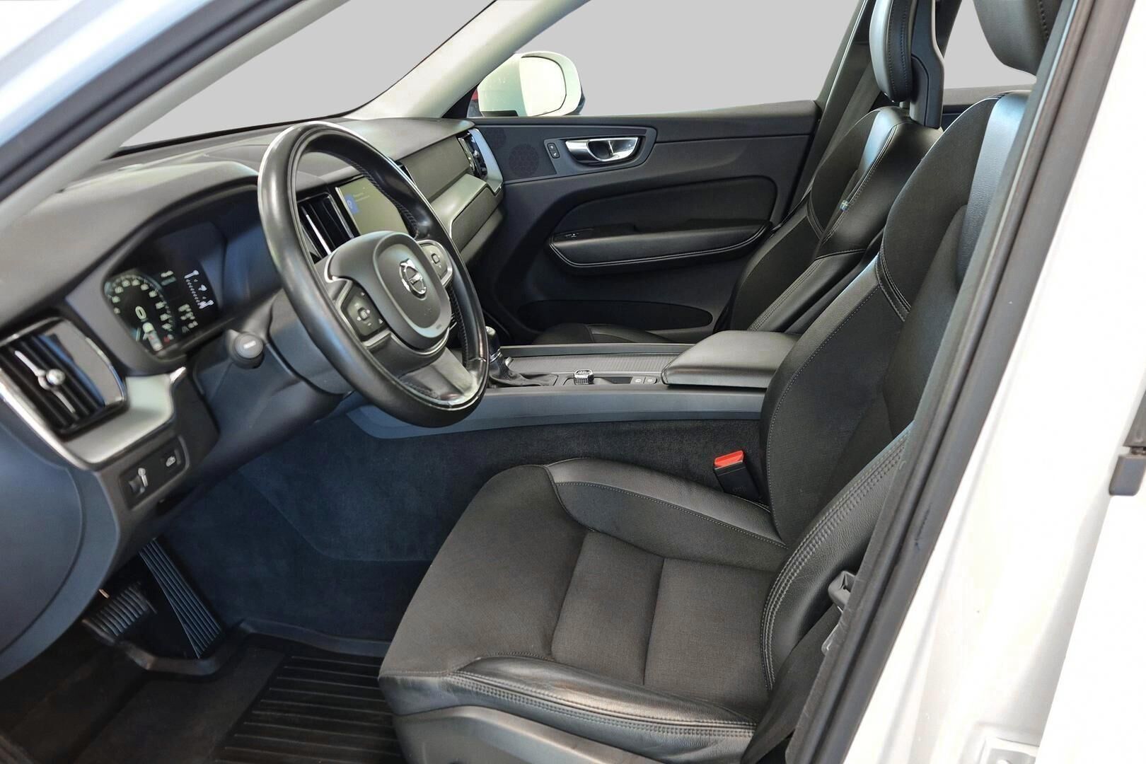 Volvo XC60 iso kuva 9