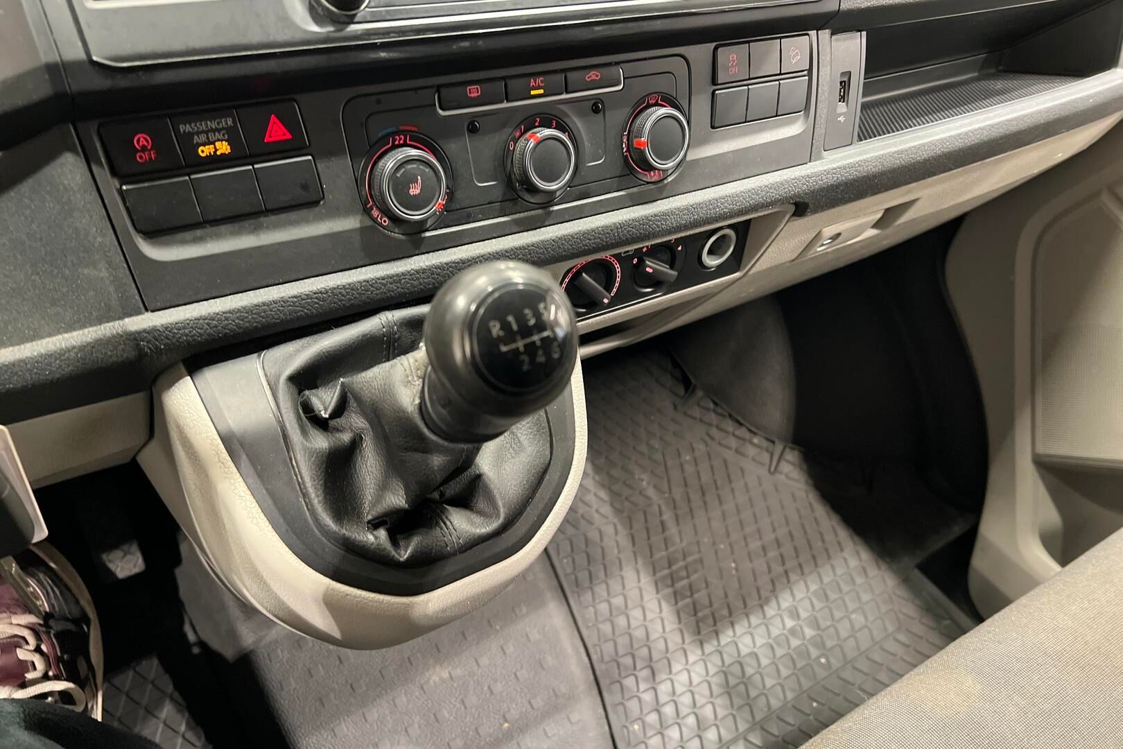 Volkswagen Transporter iso kuva 15