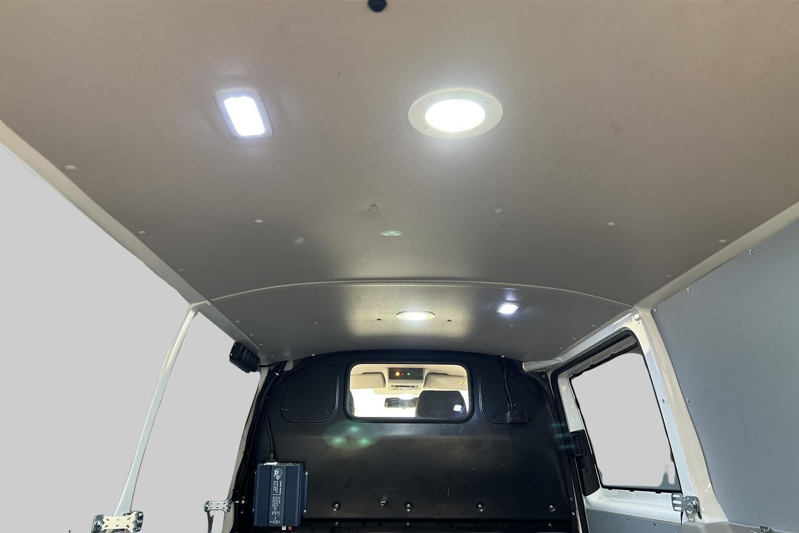 Volkswagen Transporter iso kuva 18