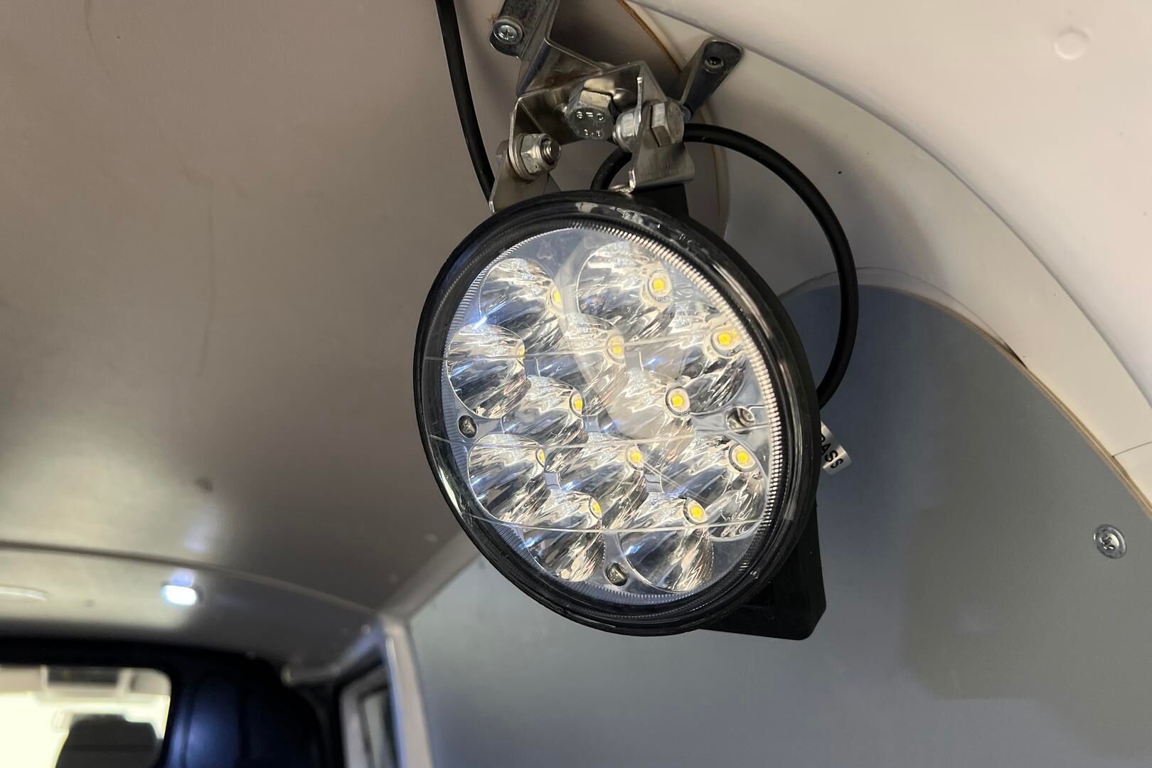 Volkswagen Transporter iso kuva 19