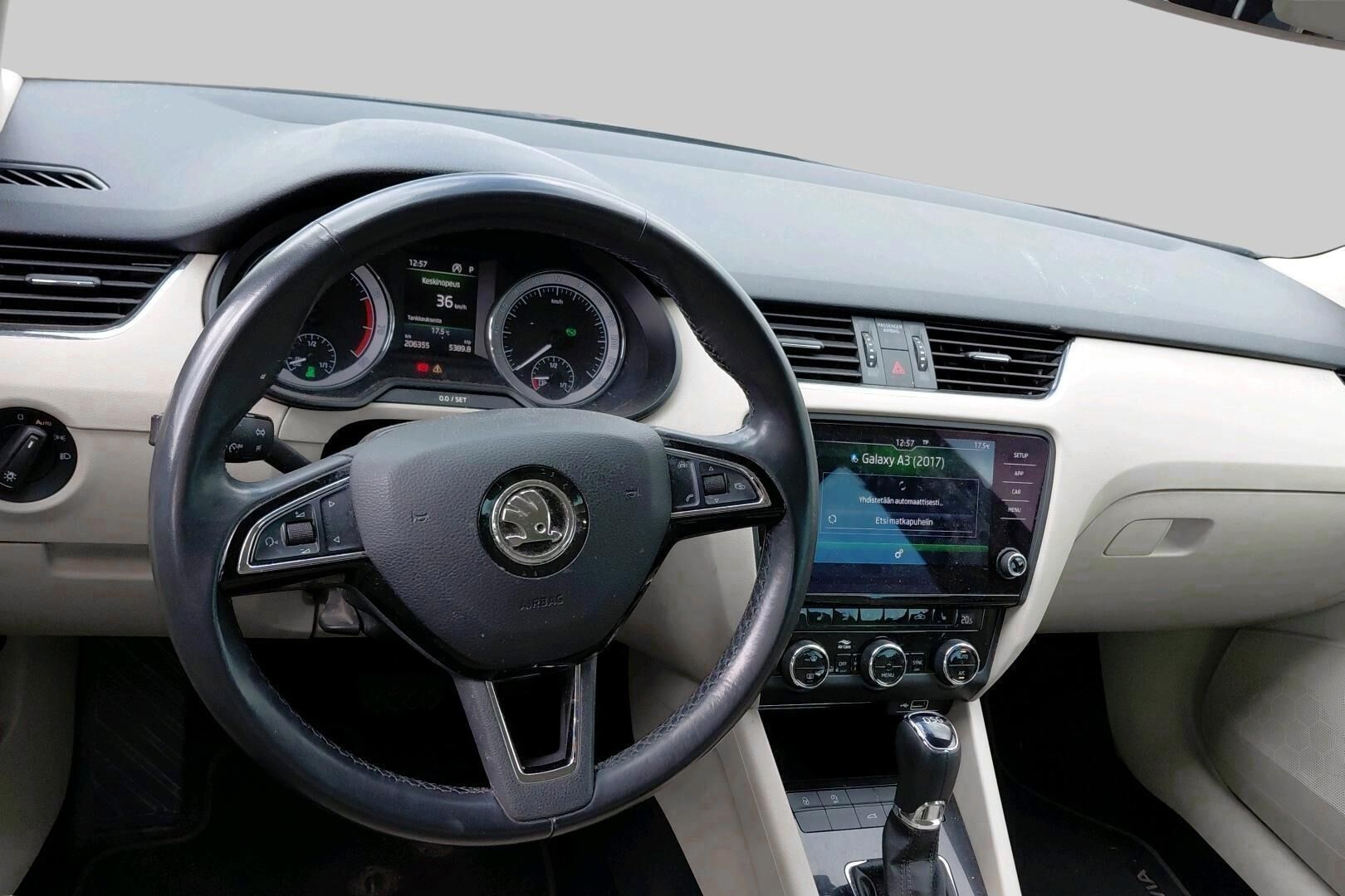 Skoda Octavia iso kuva 2