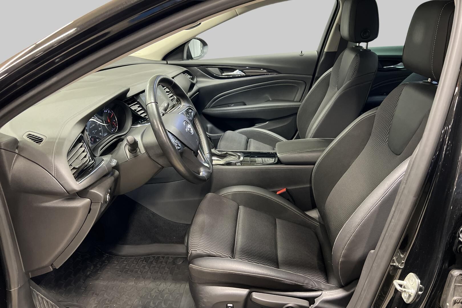 Opel Insignia iso kuva 18