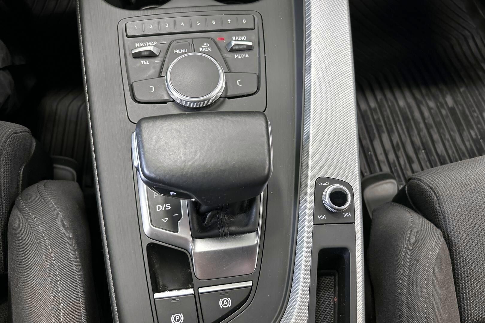 Audi A4 iso kuva 19
