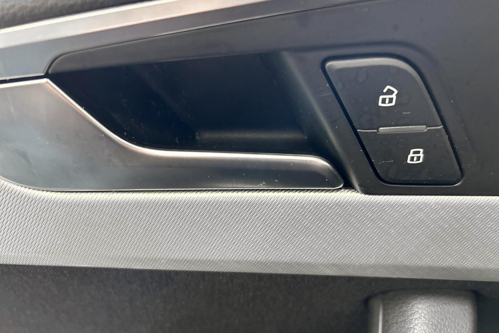 Audi A4 iso kuva 24