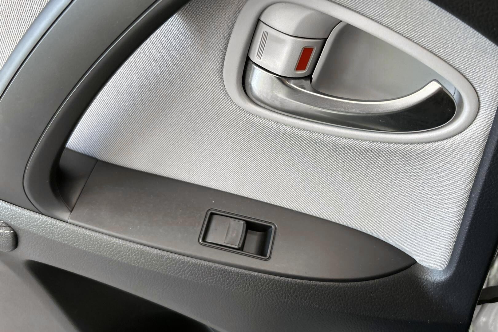 Toyota Avensis iso kuva 12