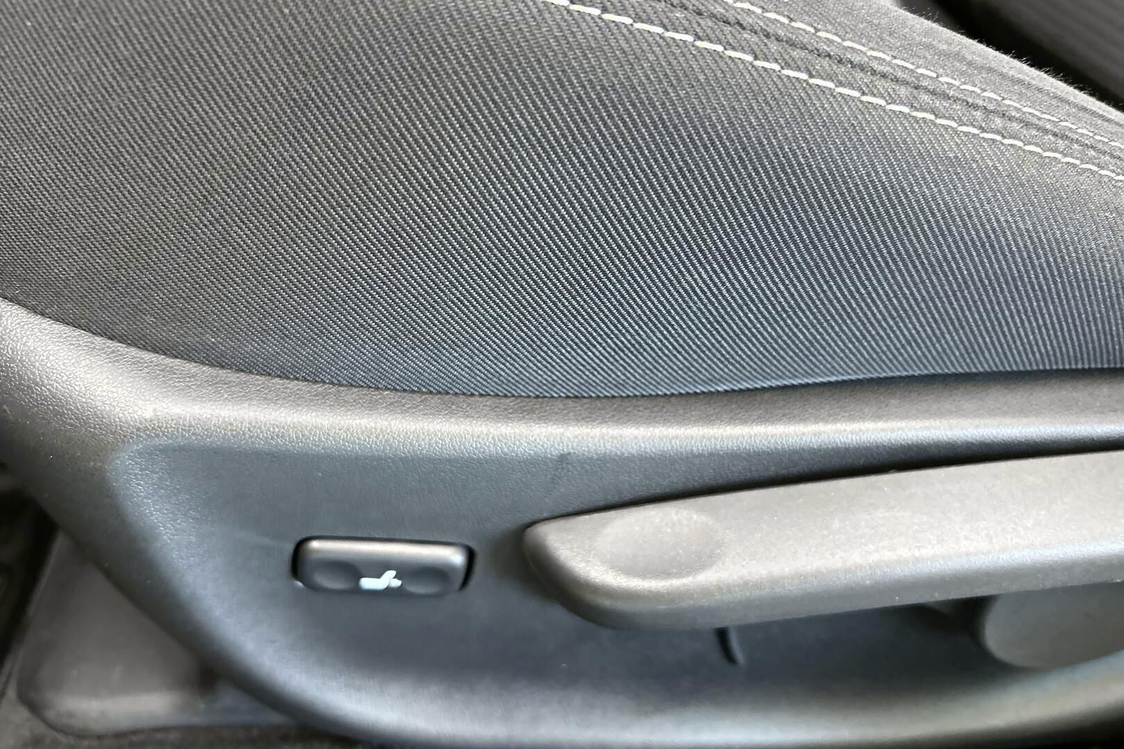 Toyota Avensis iso kuva 13