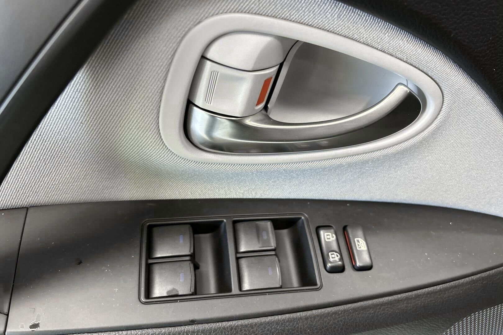 Toyota Avensis iso kuva 15