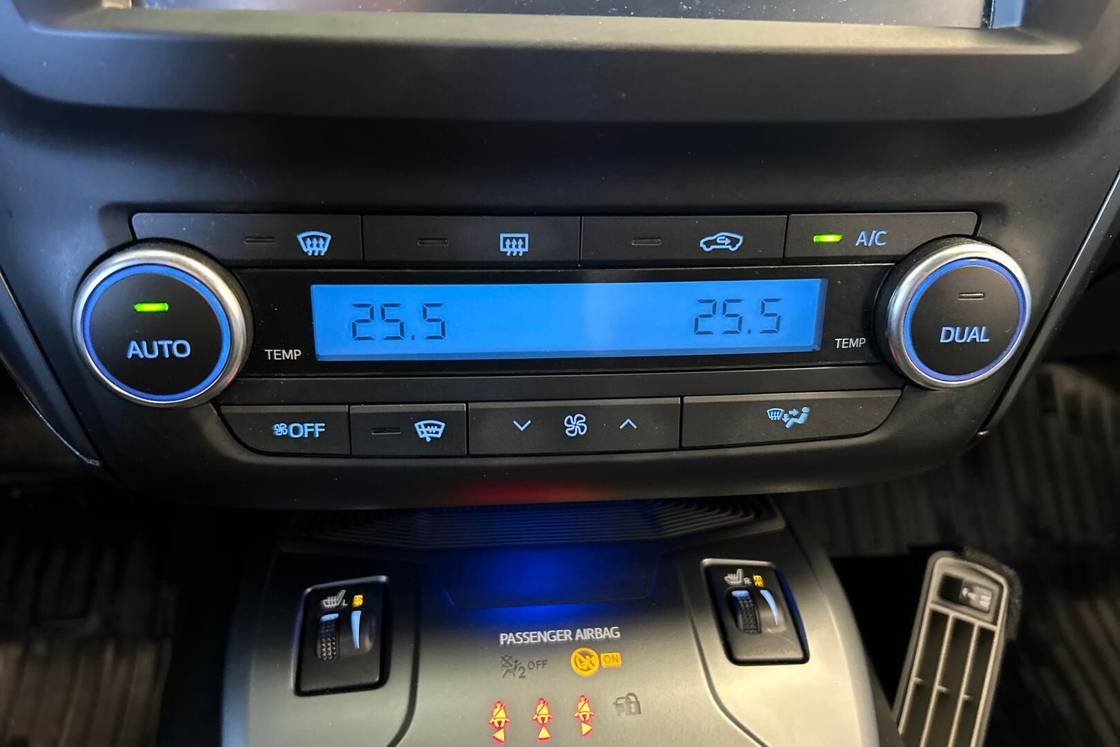 Toyota Avensis iso kuva 17