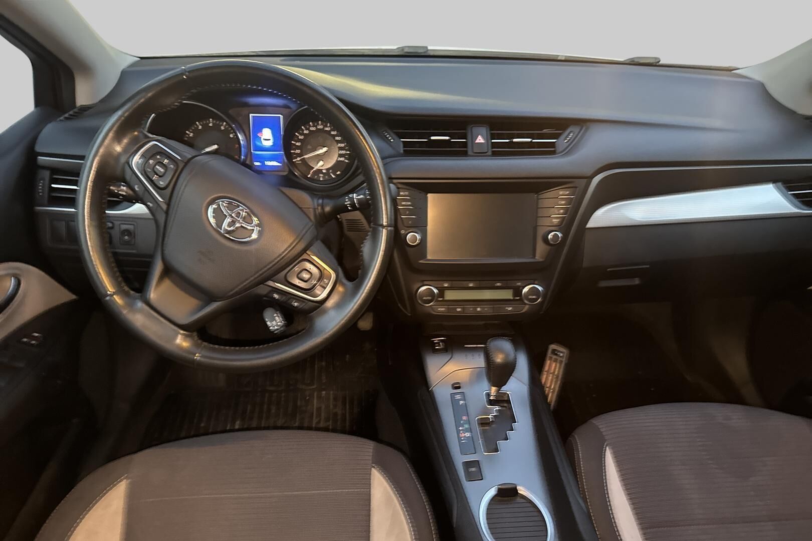 Toyota Avensis iso kuva 2