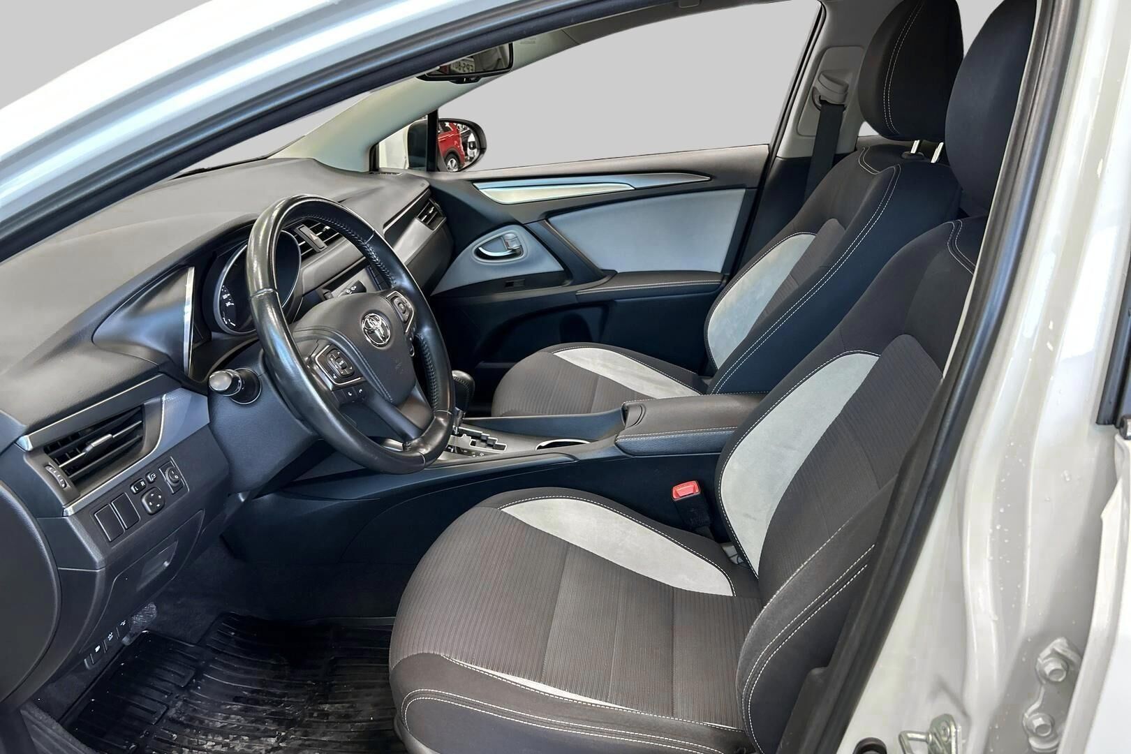 Toyota Avensis iso kuva 9