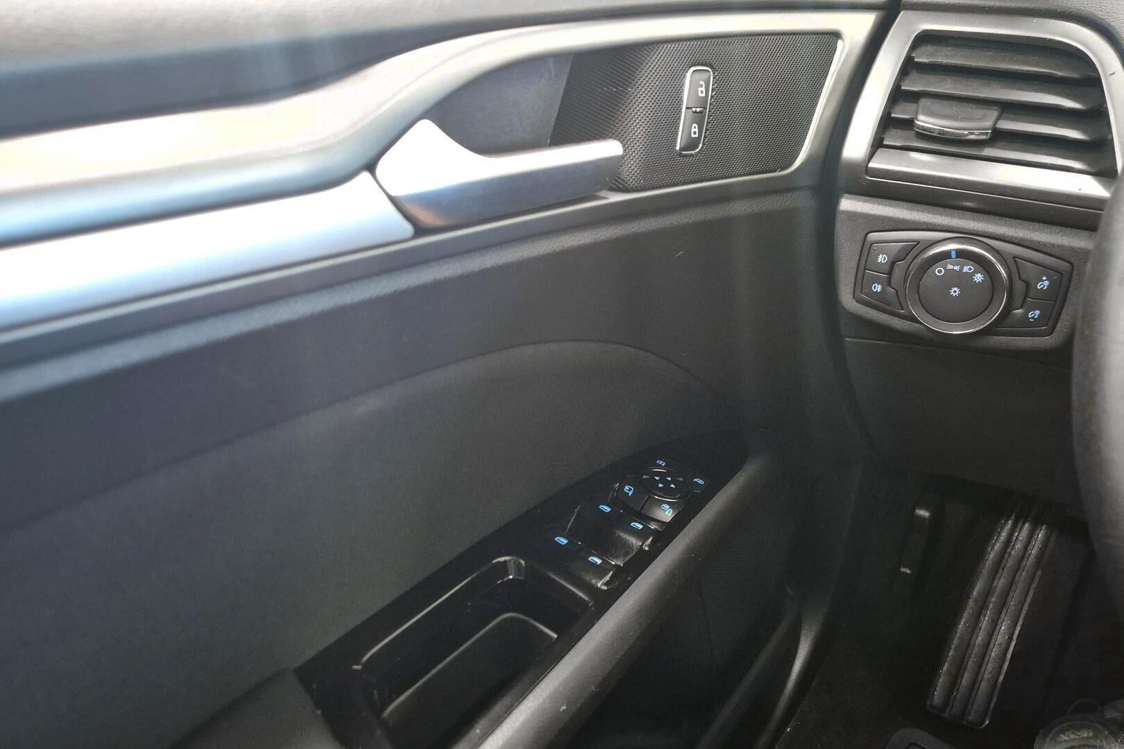 Ford Mondeo iso kuva 20