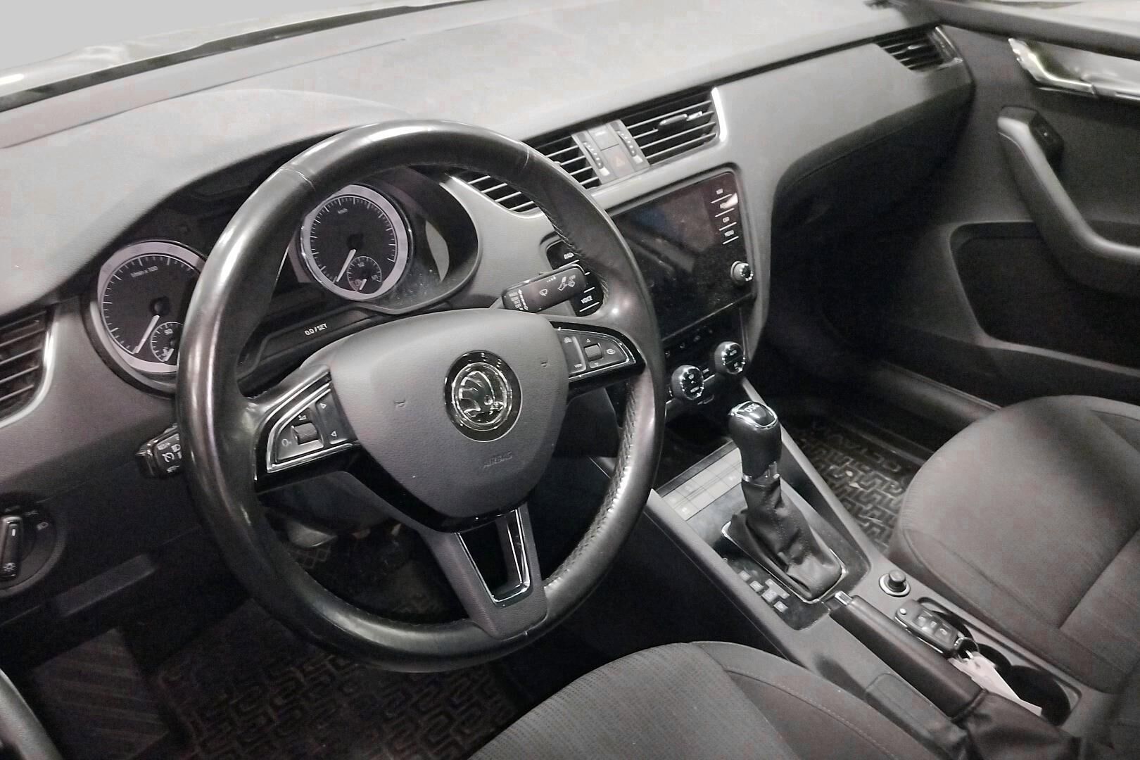 Skoda Octavia iso kuva 2