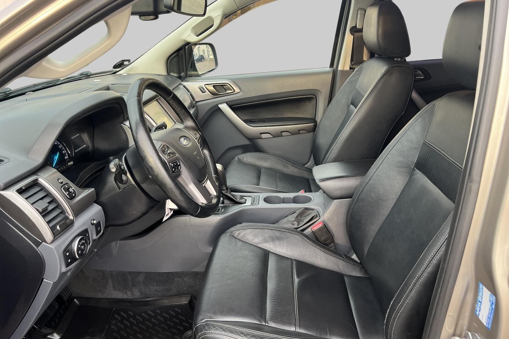 Ford Ranger iso kuva 9