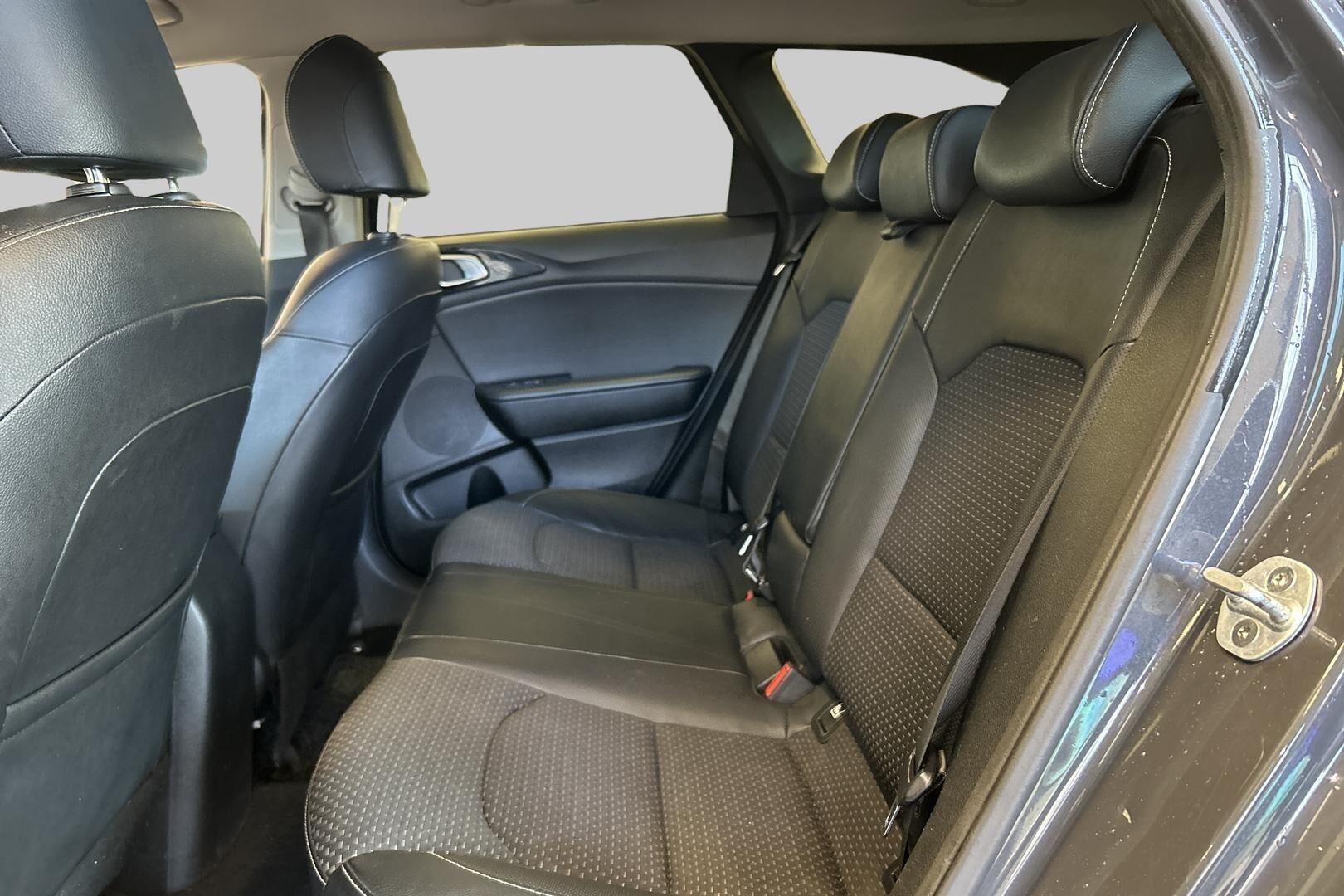 Kia Ceed iso kuva 10