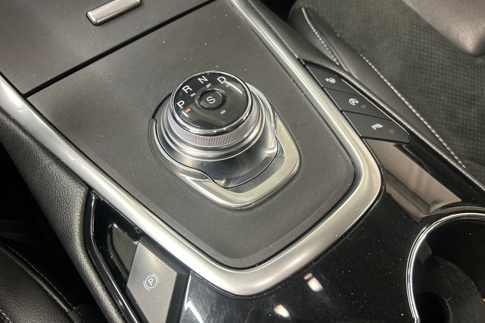 Ford S-Max iso kuva 7