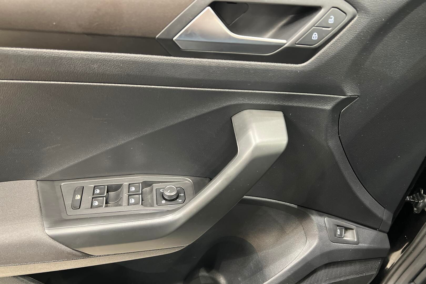 Volkswagen T-Roc iso kuva 24