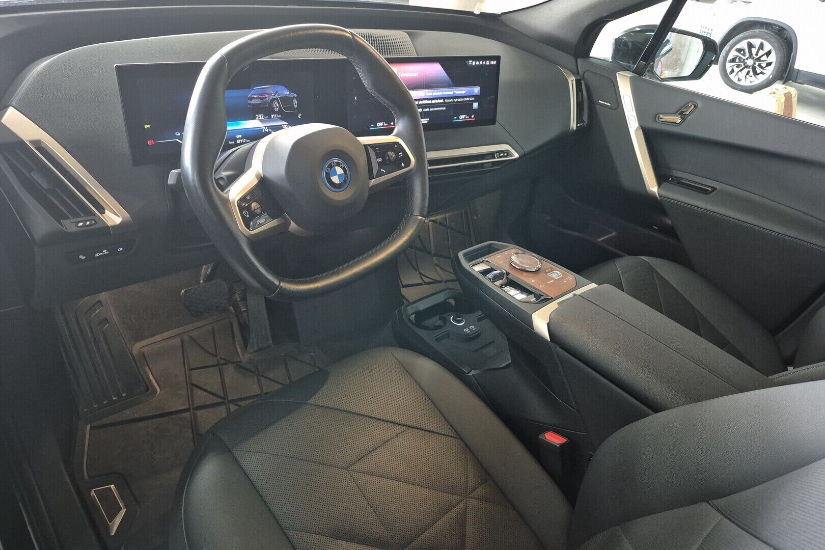 BMW iX iso kuva 1