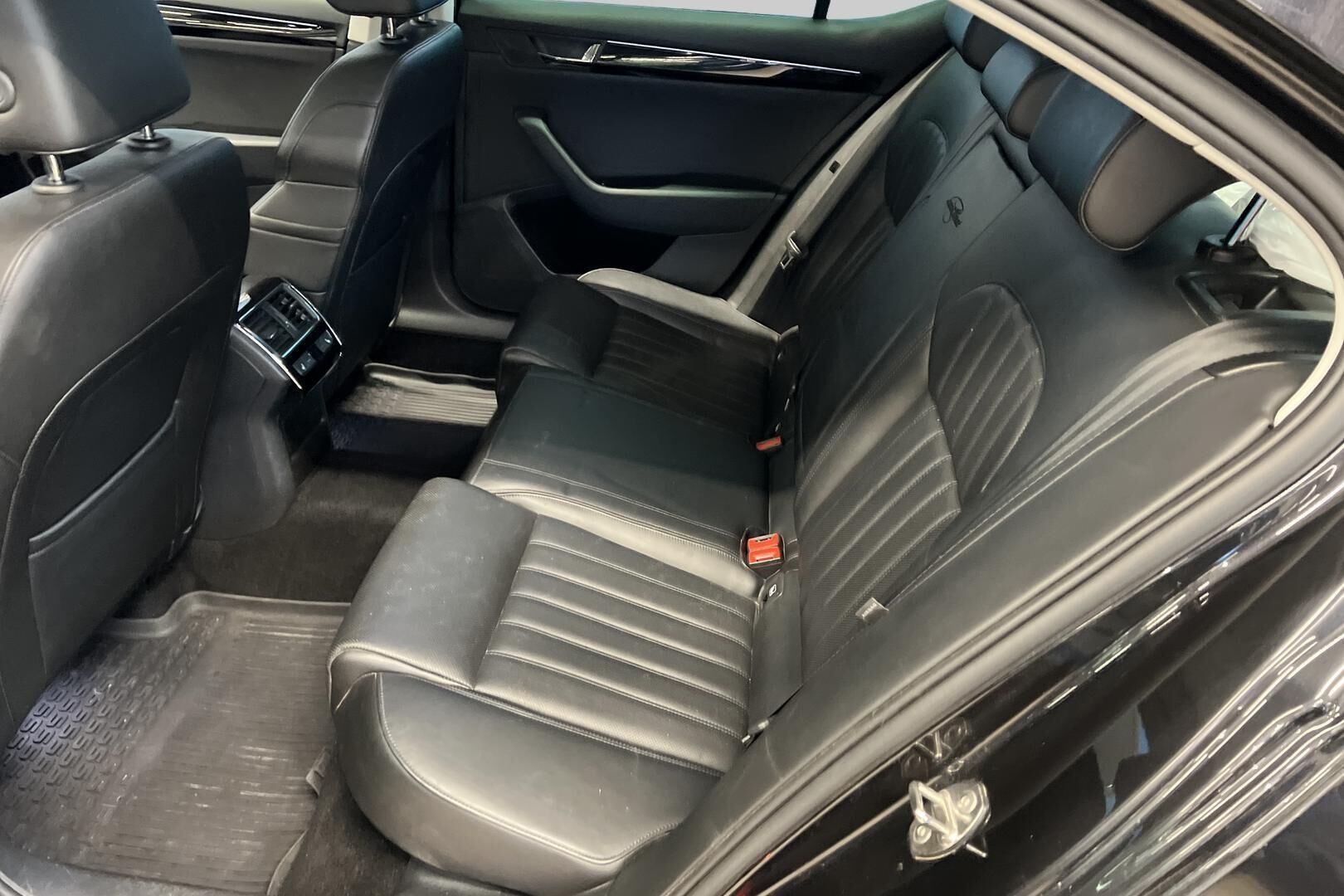 Skoda Superb iso kuva 9