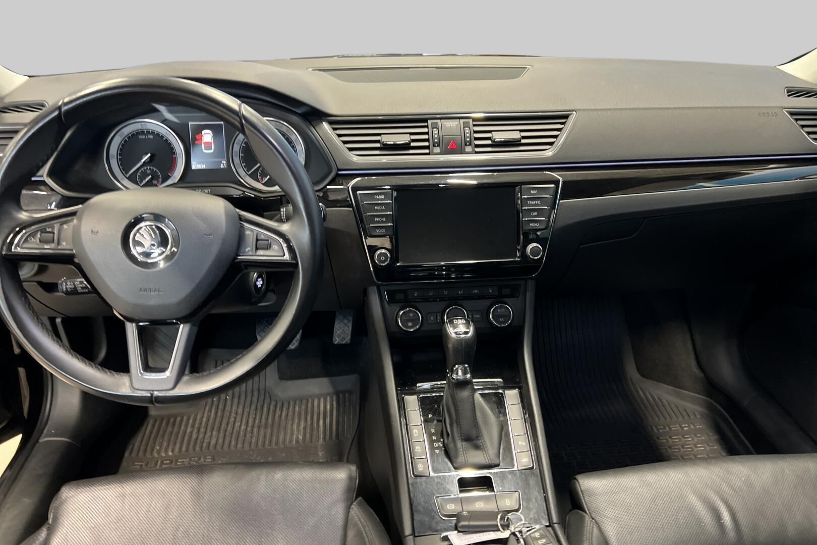Skoda Superb iso kuva 10