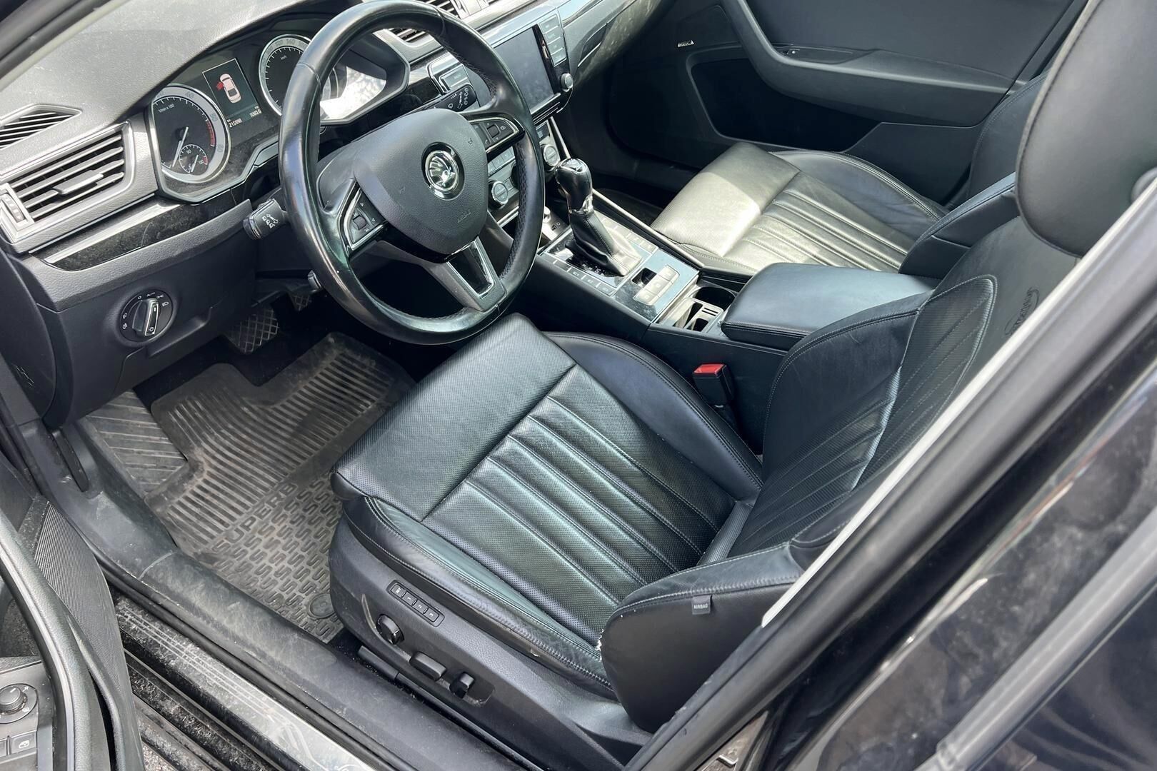 Skoda Superb iso kuva 2