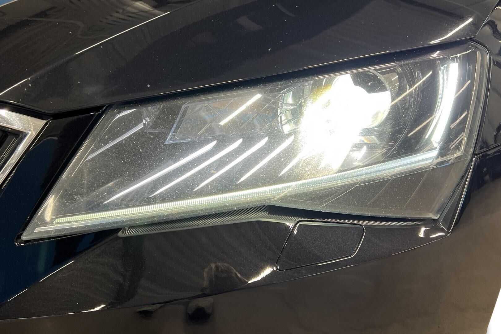 Skoda Superb iso kuva 22