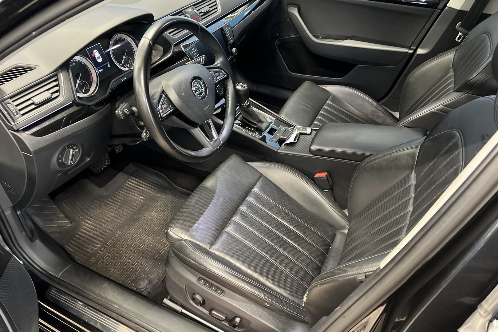 Skoda Superb iso kuva 8