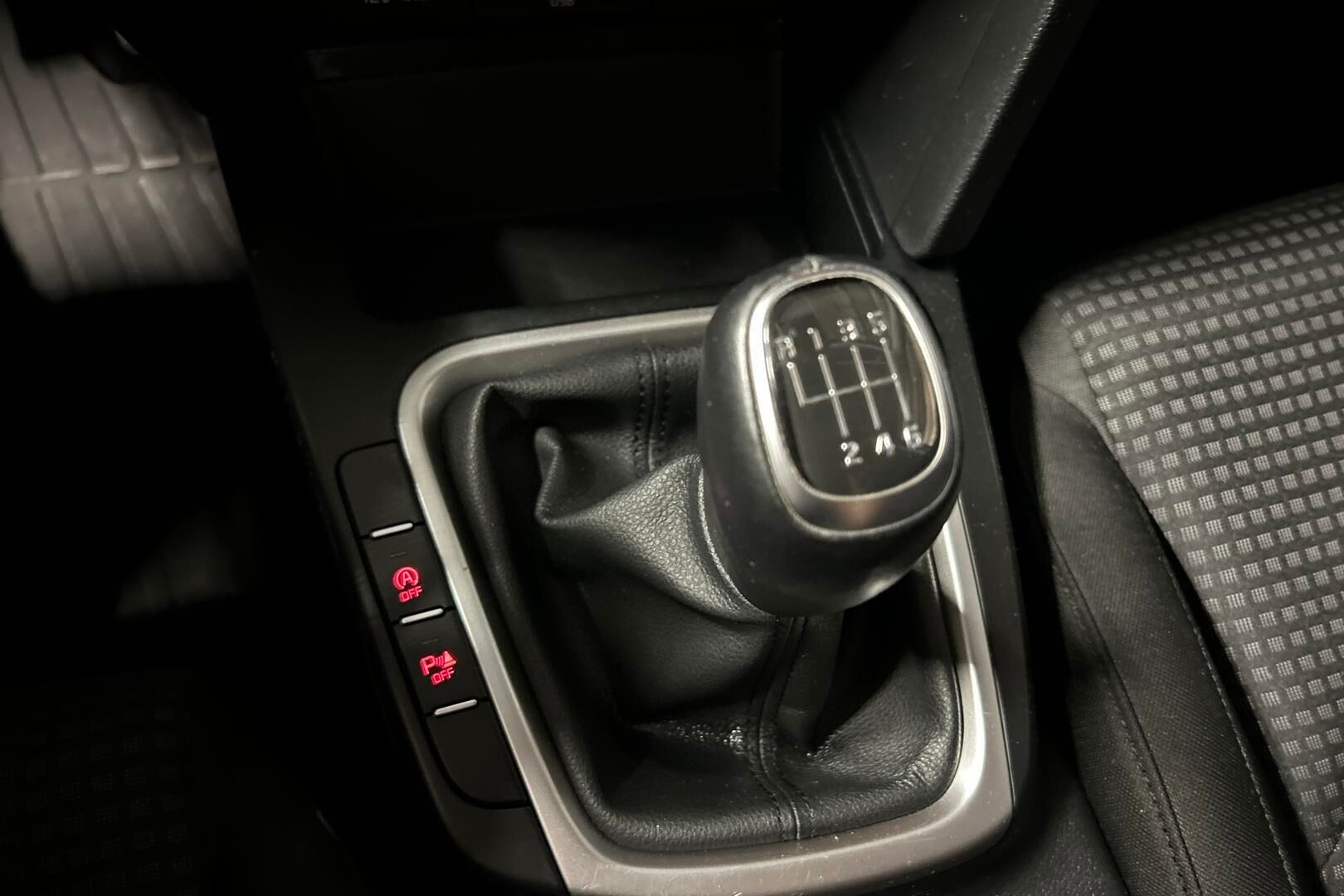 Kia Ceed iso kuva 18