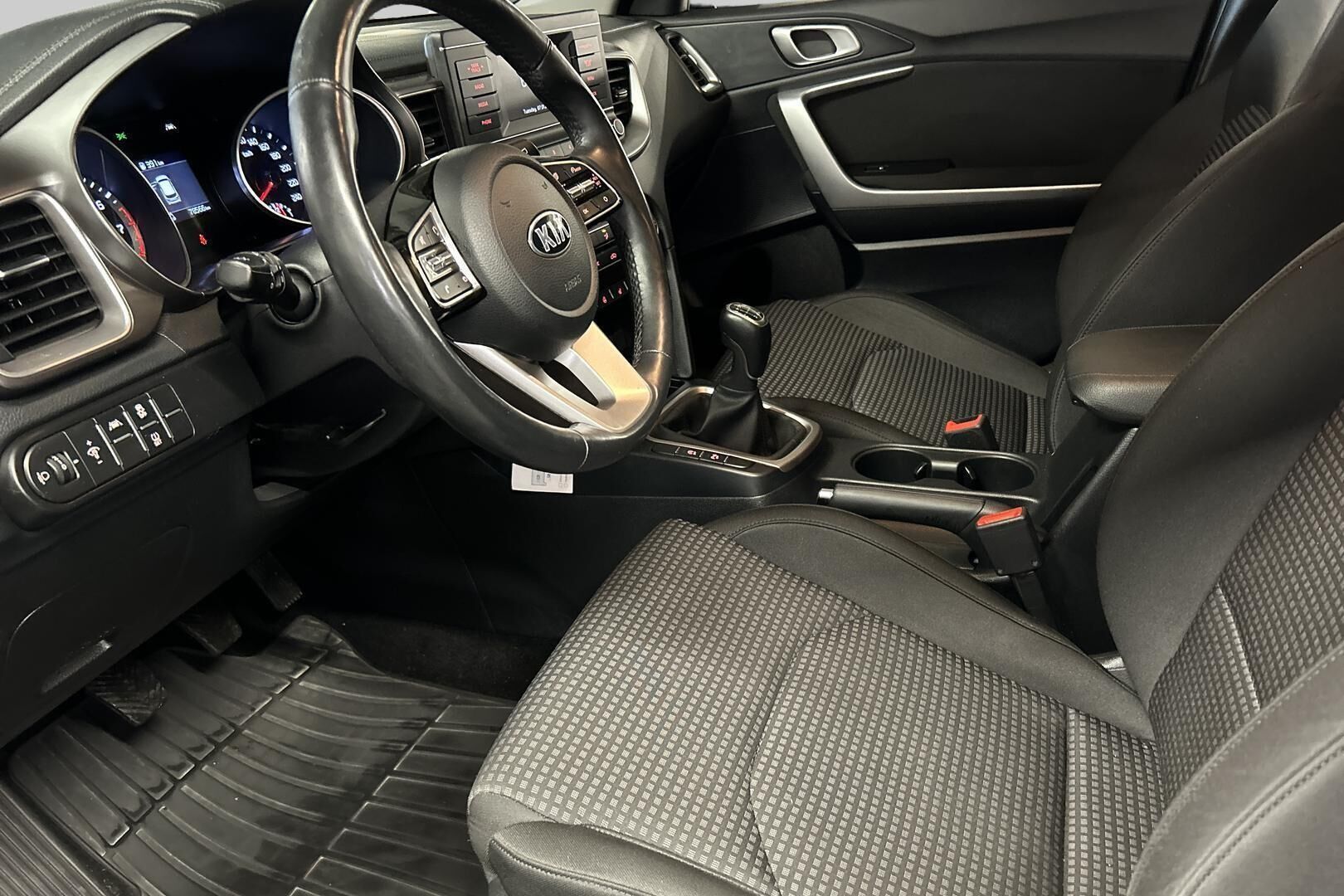 Kia Ceed iso kuva 8