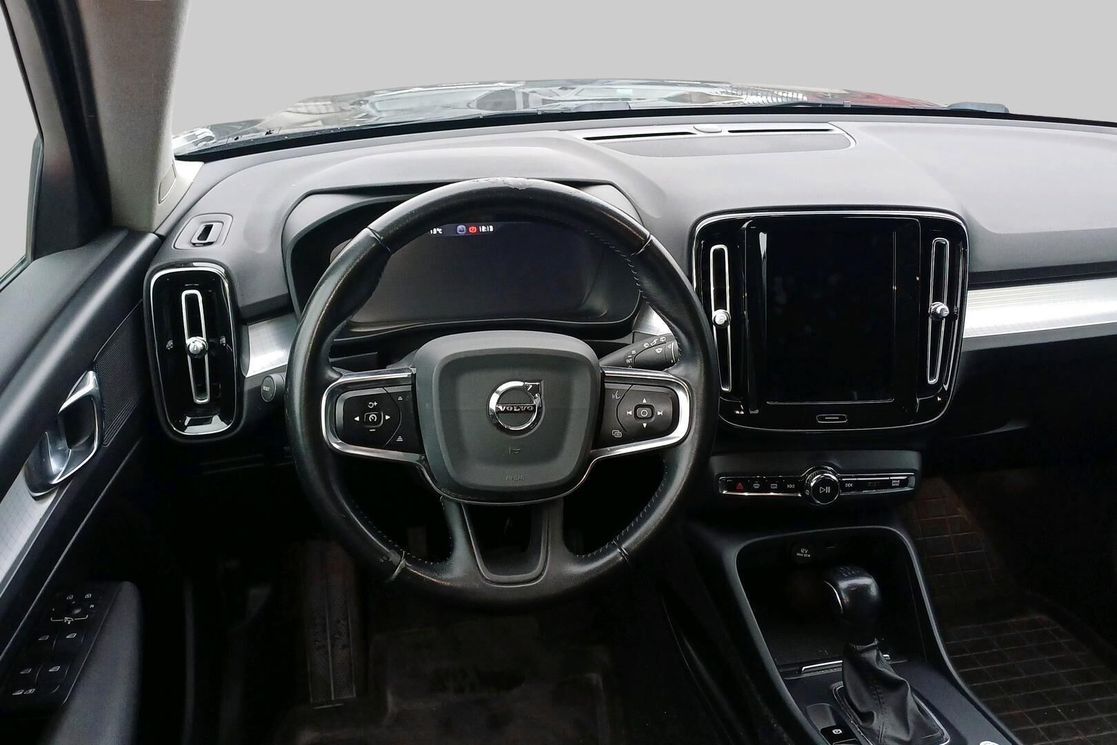 Volvo XC40 iso kuva 2