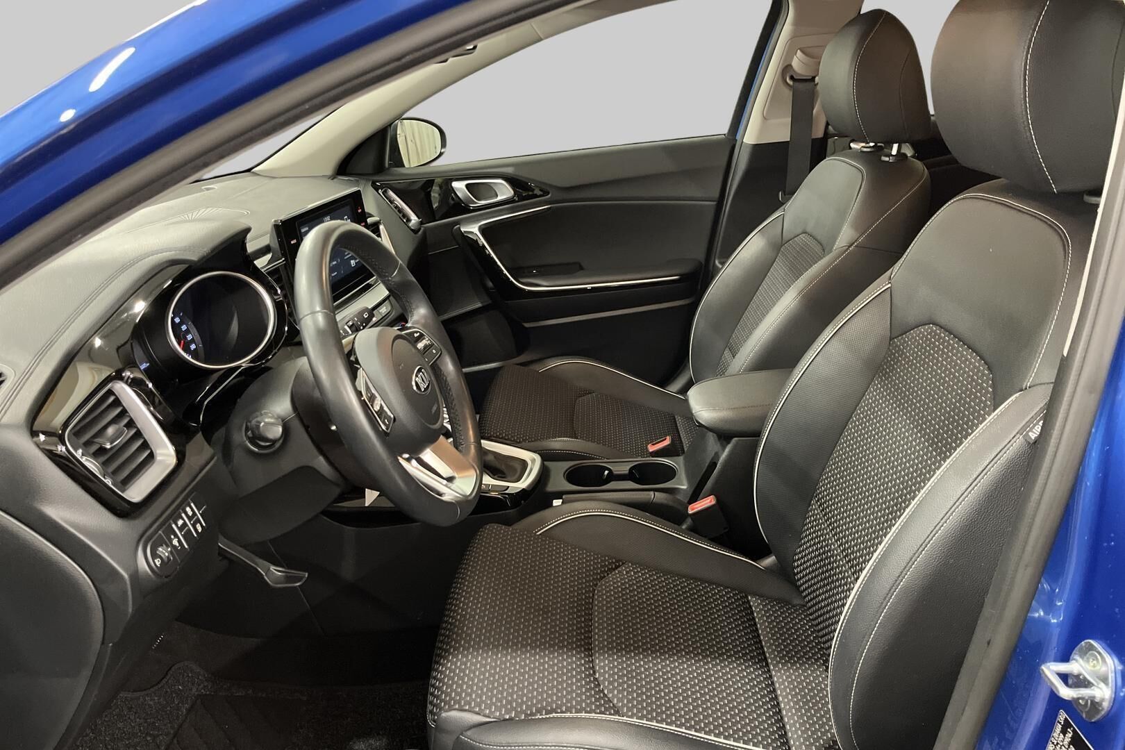 Kia Ceed iso kuva 6