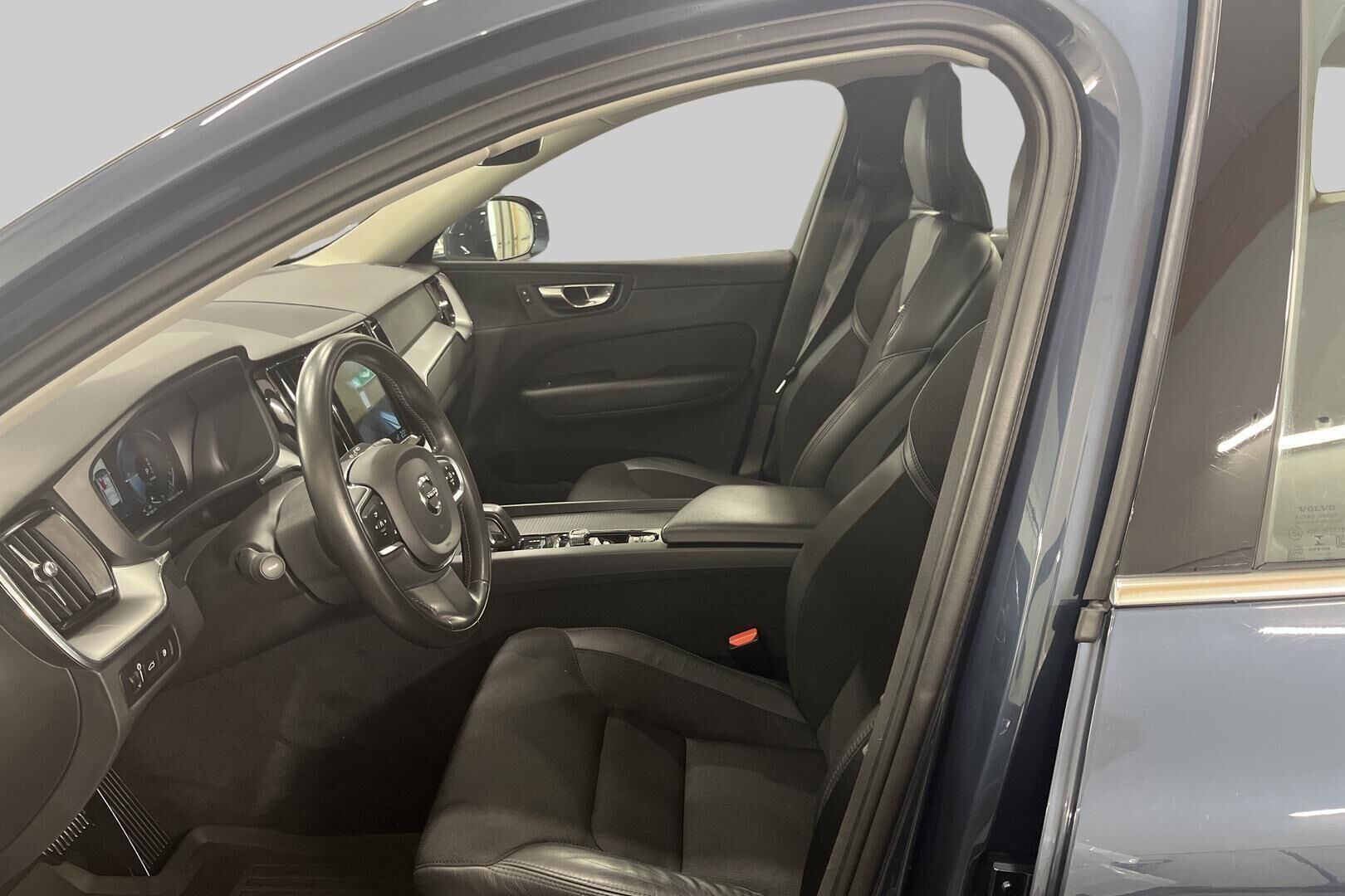 Volvo XC60 iso kuva 8
